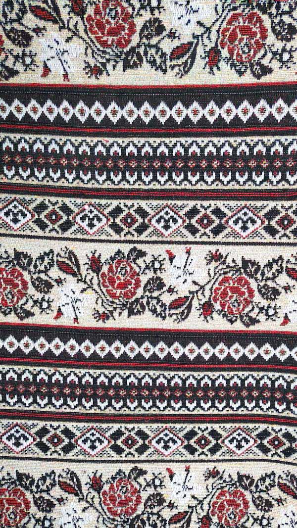 10 Гобелен 10 бежевий, чорно-білий орнамент, червоні троянди - Зображення 1