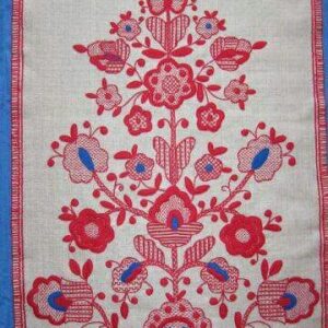 23-1 Вишиті червоними і синіми нитками квіти