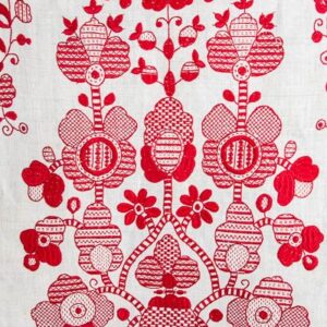 24-1 Біле полотно з вишитими червоними квітами
