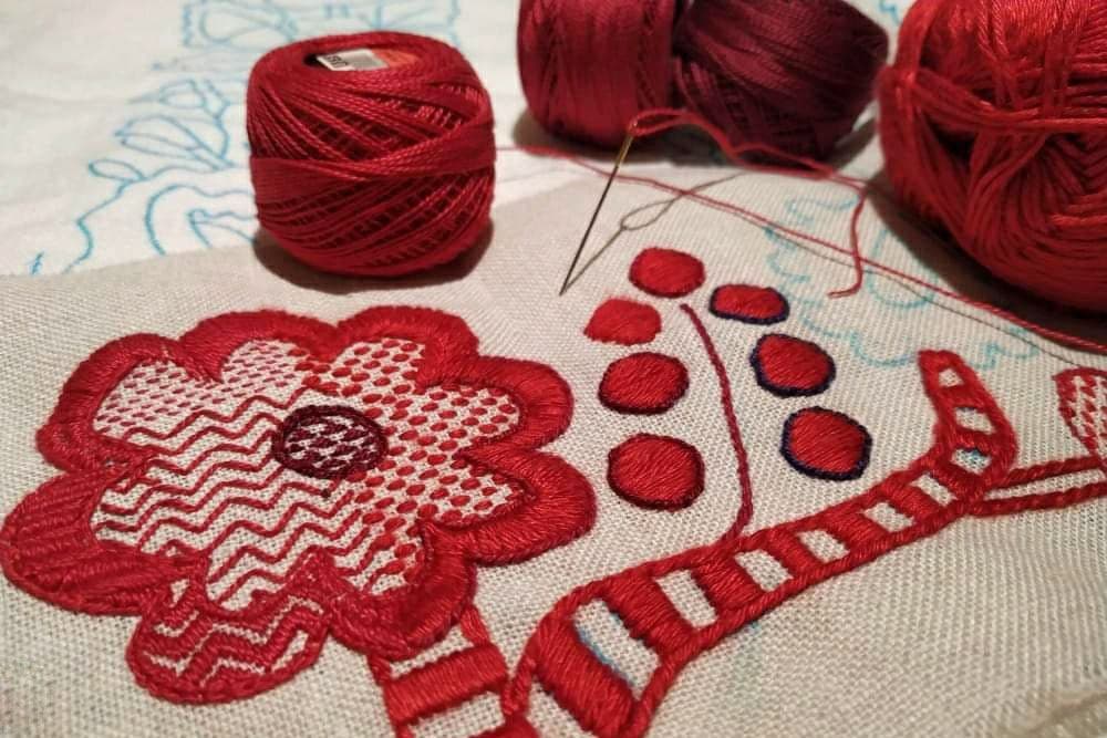 вишита квітка червоним