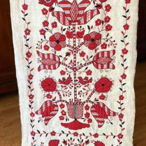 rushnykovi-shvy-115 Біле полотно з вишитими червоними квітами