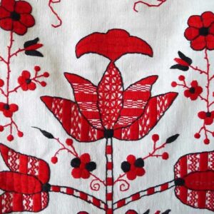 rushnykovi-shvy-21 Біле полотно з вишитими червоними квітами
